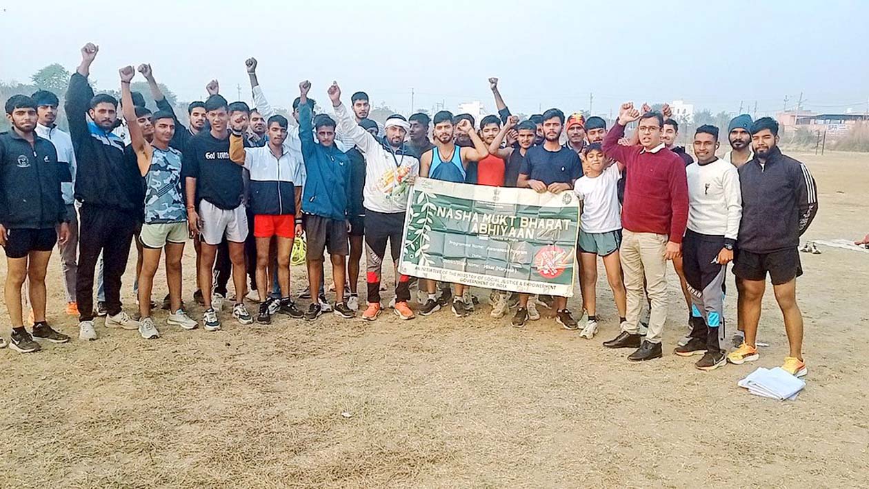 युवाओं को नशे के खिलाफ जानकारी देते वालिंटियर राहुल शर्मा। युवाओं को नशे के खिलाफ जानकारी देते वालिंटियर राहुल शर्मा।