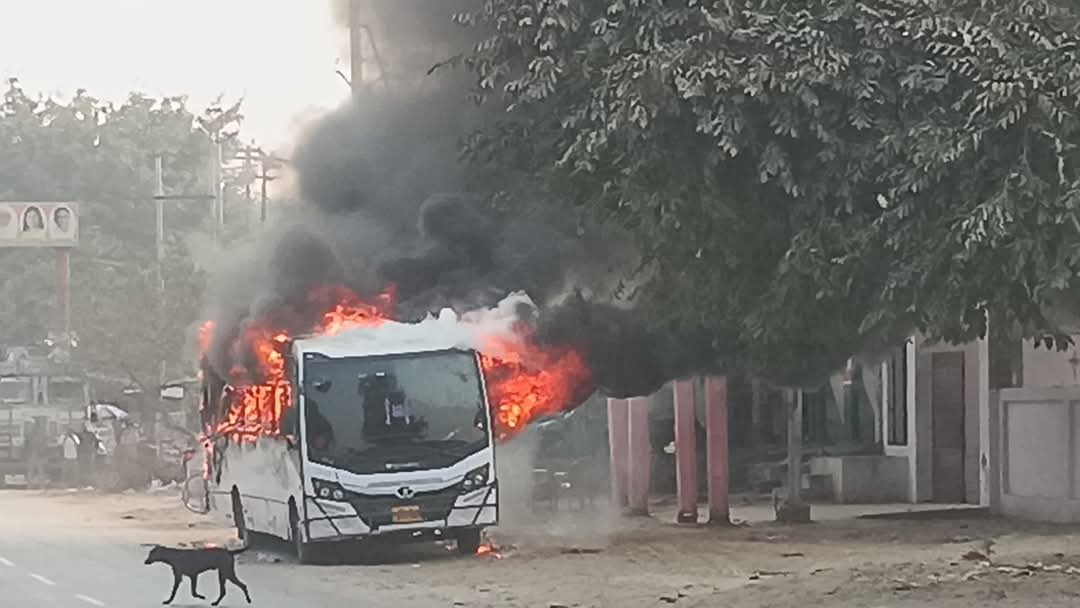धू धू कर जलती बस धू धू कर जलती बस