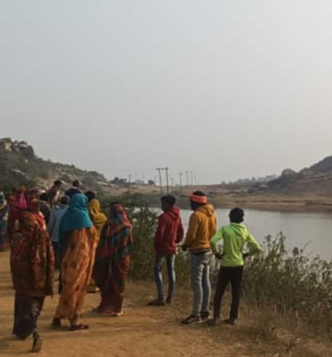 घटनास्थल पर एकत्रित भीड़ घटनास्थल पर एकत्रित भीड़