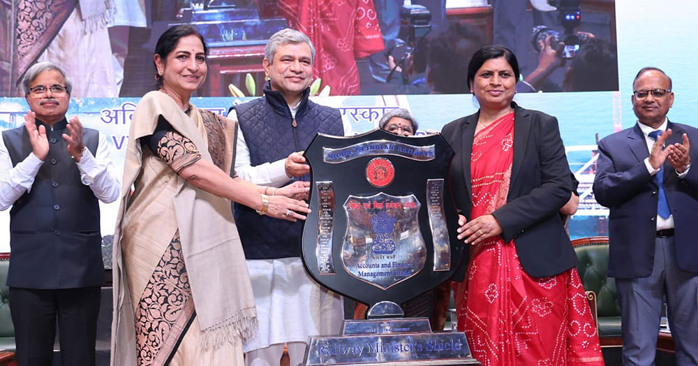 पश्चिम मध्य रेलवे की महाप्रबंधक शोभना बंदोपाध्याय काे रेलमंत्री वैष्णव ने दी शील्ड पश्चिम मध्य रेलवे की महाप्रबंधक शोभना बंदोपाध्याय काे रेलमंत्री वैष्णव ने दी शील्ड