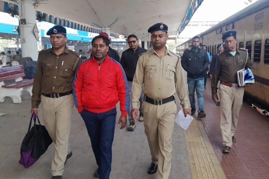 शालीमार स्टेशन पर व्यक्ति के पास मिले 17 लाख 95 हजार रुपए, हिरासत में लेकर पूछताछ जारी शालीमार स्टेशन पर व्यक्ति के पास मिले 17 लाख 95 हजार रुपए, हिरासत में लेकर पूछताछ जारी