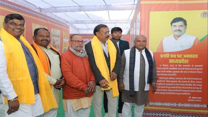 विधानसभा अध्यक्ष तोमर एवं सांसद कुशवाह ने देखी जन कल्याण एवं समृद्धि पर केन्द्रित प्रदर्शनी विधानसभा अध्यक्ष तोमर एवं सांसद कुशवाह ने देखी जन कल्याण एवं समृद्धि पर केन्द्रित प्रदर्शनी