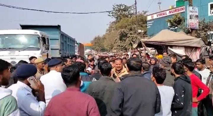 चार पहिया वाहन दबंगो ने खुले आम मारपीट कर फैलाई दहशत चार पहिया वाहन दबंगो ने खुले आम मारपीट कर फैलाई दहशत