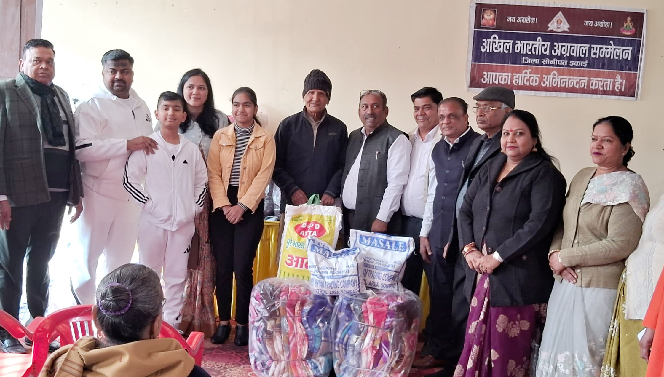 22 Snp-4 सोनीपत: अखिल भारतीय अग्रवाल सम्मेलन जिला सोनीपत इकाई की ओर से विधावाओं को कंबल व नगदी, राशन कीट वितरित करते हुए। 22 Snp-4 सोनीपत: अखिल भारतीय अग्रवाल सम्मेलन जिला सोनीपत इकाई की ओर से विधावाओं को कंबल व नगदी, राशन कीट वितरित करते हुए।