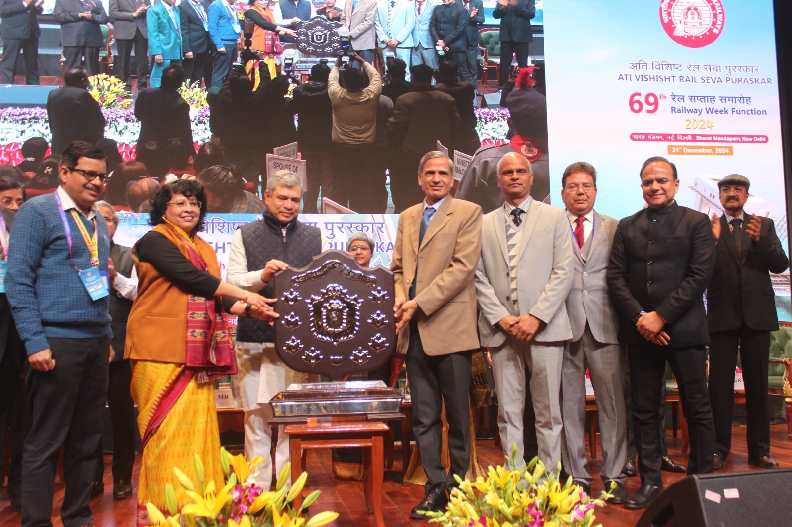 रेल मंत्री से पूर्वोत्तर रेलवे की जीएम शील्ड लेती हुई रेल मंत्री से पूर्वोत्तर रेलवे की जीएम शील्ड लेती हुई