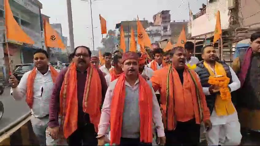 जलाभिषेक के लिए जाते कार्यकर्ता:फोटो बच्चा गुप्ता जलाभिषेक के लिए जाते कार्यकर्ता:फोटो बच्चा गुप्ता