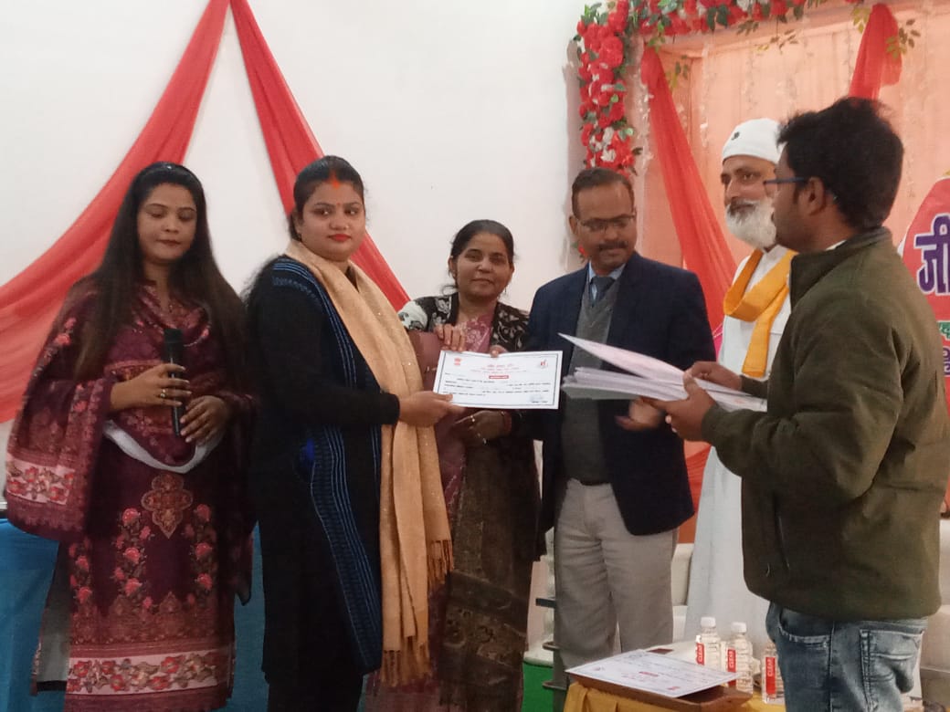प्रशिक्षण प्राप्त महिलाओं को प्रमाण-पत्र देते डीएलएसए सचिव। प्रशिक्षण प्राप्त महिलाओं को प्रमाण-पत्र देते डीएलएसए सचिव।
