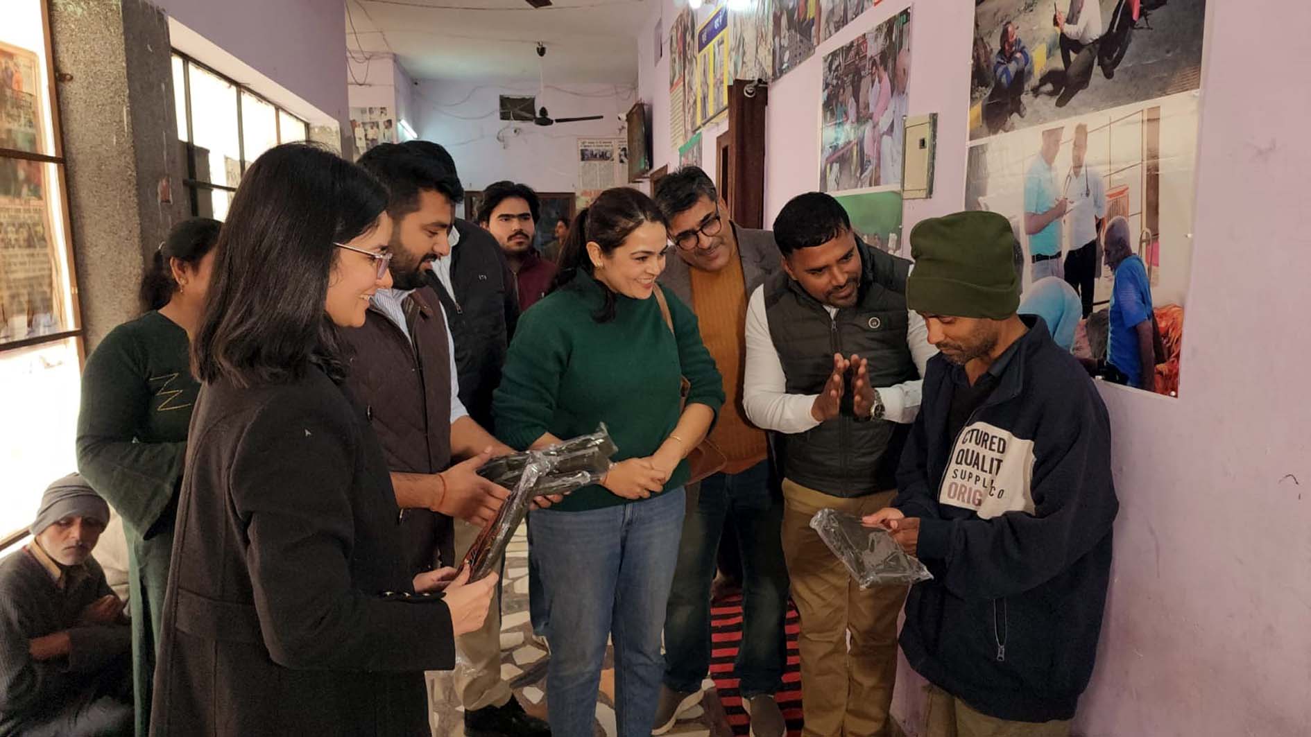 सेवानिवृत एडीजीपी अनिल राव के परिवारजन भूमि आश्रम में बुजुर्गों की सेवा करते हुए।