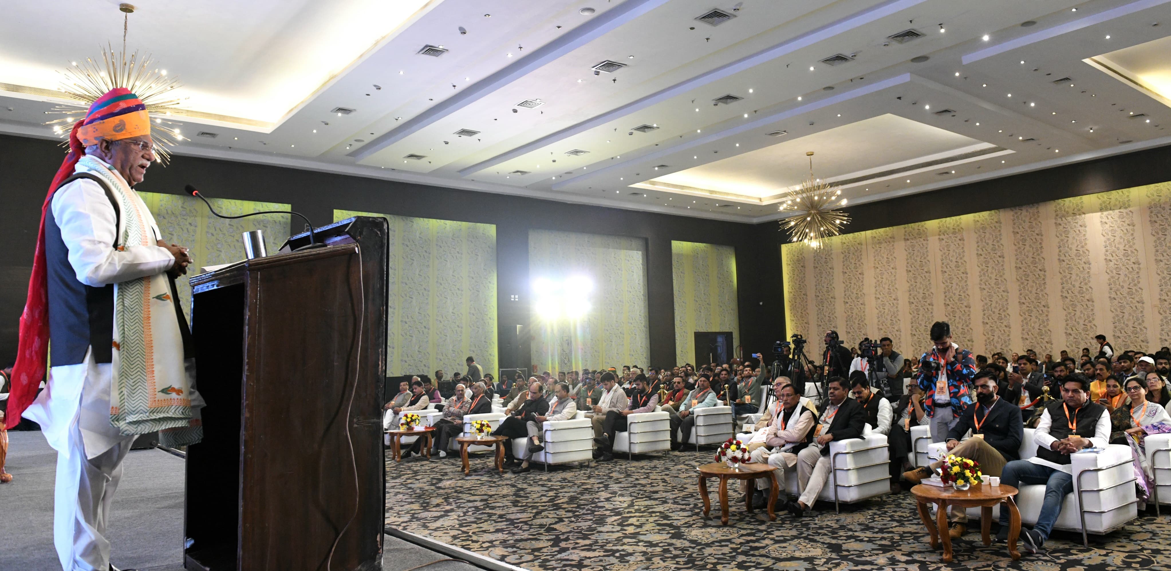 नवोत्कर्ष विक्रम संवत 2081 कार्यक्रम काे संबोधित करते राज्यपाल। नवोत्कर्ष विक्रम संवत 2081 कार्यक्रम काे संबोधित करते राज्यपाल।