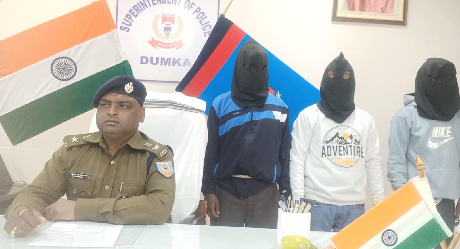 प्रेसवार्ता करते एसपी प्रेसवार्ता करते एसपी