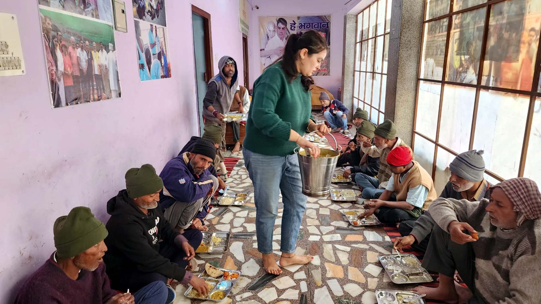 सेवानिवृत एडीजीपी अनिल राव के परिवारजन भूमि आश्रम में बुजुर्गों की सेवा करते हुए।