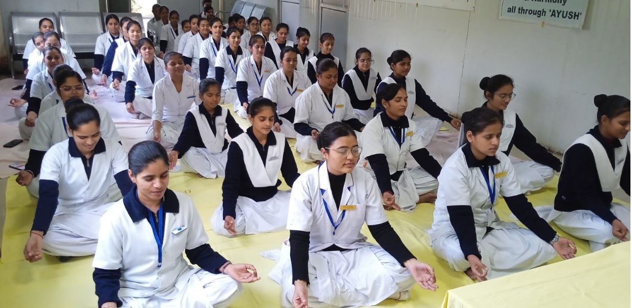 ध्यान लगाती छात्राएं ध्यान लगाती छात्राएं