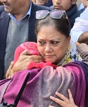 राजे से गले मिलकर फूट-फूट कर रोने लगी। राजे से गले मिलकर फूट-फूट कर रोने लगी।