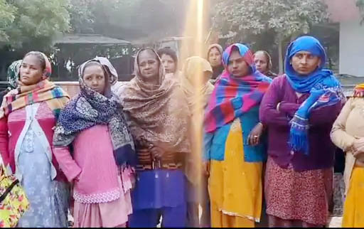 रोष जताते हुए मिड-डे मील की महिला कर्मचारी। रोष जताते हुए मिड-डे मील की महिला कर्मचारी।