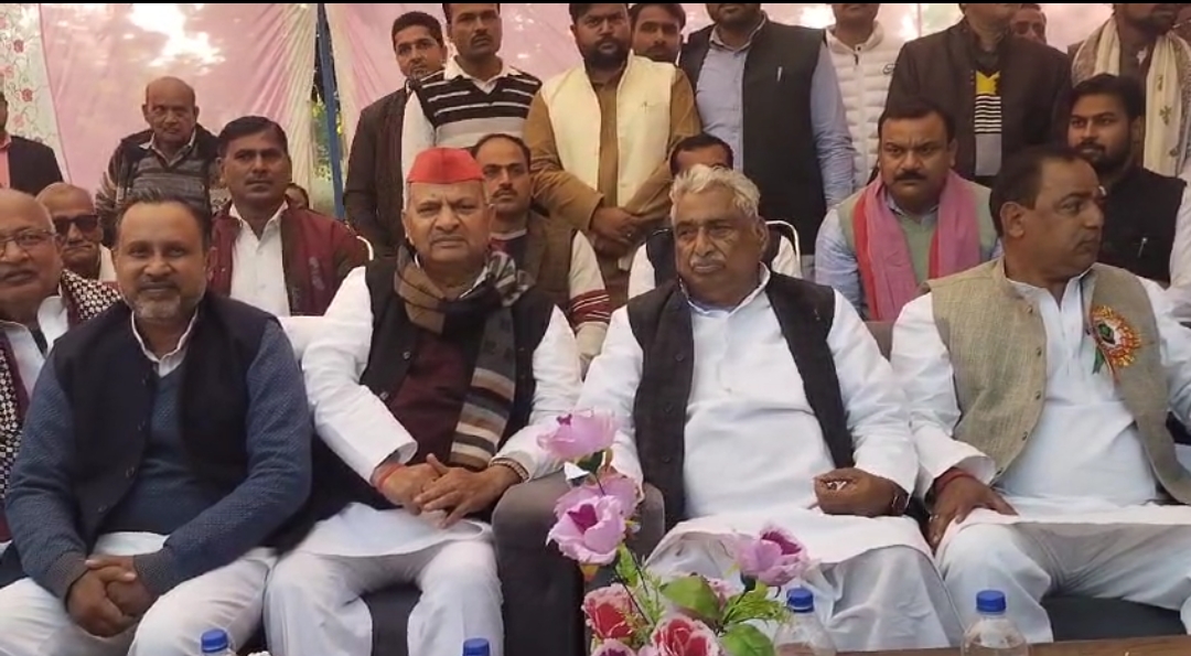 प्रेसवार्ता करते विधानसभा प्रतिपक्ष नेता माता प्रसाद पांडेय व सांसद नरेश उत्तम पटेल प्रेसवार्ता करते विधानसभा प्रतिपक्ष नेता माता प्रसाद पांडेय व सांसद नरेश उत्तम पटेल