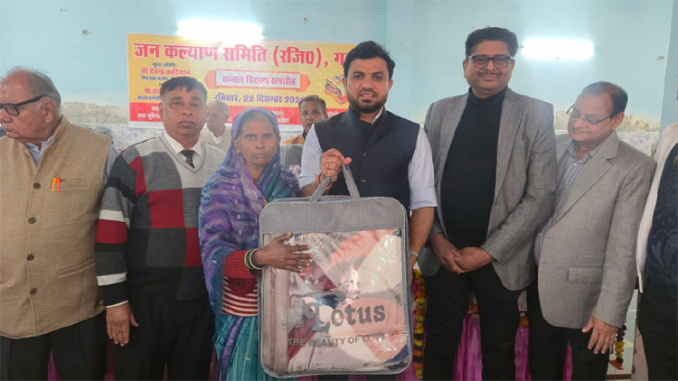 22 Snp-2 सोनीपत: गन्नौर से विधायक देवेंद्र कादियान कंबल वितरित करते हुए। 22 Snp-2 सोनीपत: गन्नौर से विधायक देवेंद्र कादियान कंबल वितरित करते हुए।