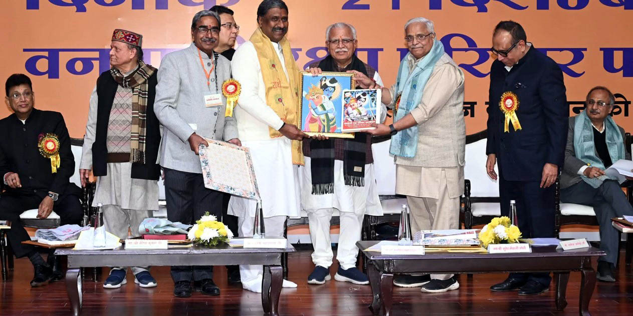 राष्ट्रीय स्वयंसेवक संघ के पूर्व सर कार्यवाह भैयाजी जोशी व केंद्रीय मंत्री मनोहर लाल का स्वागत करते वनवासी रक्षा परिवार के सदस्यगण राष्ट्रीय स्वयंसेवक संघ के पूर्व सर कार्यवाह भैयाजी जोशी व केंद्रीय मंत्री मनोहर लाल का स्वागत करते वनवासी रक्षा परिवार के सदस्यगण
