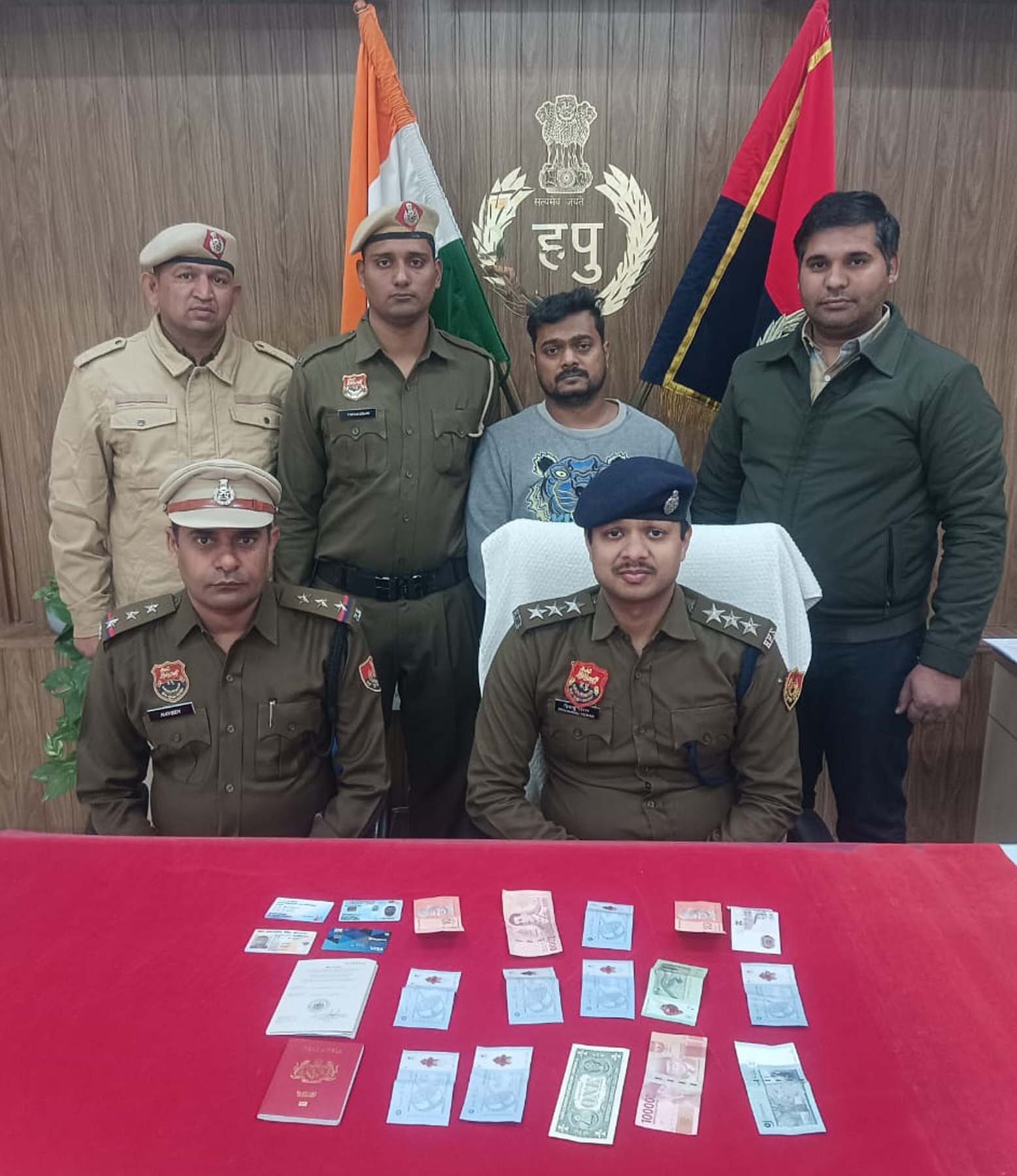 फोटो नंबर-07: गुरुग्राम पुलिस की गिरफ्त में ठगी का आरोपी मलेशियाई नागरिक। फोटो नंबर-07: गुरुग्राम पुलिस की गिरफ्त में ठगी का आरोपी मलेशियाई नागरिक।