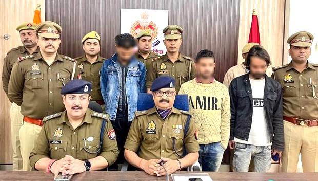 पुलिस लाइंस सभागार में प्रेस क्रांफेंस कर जाली करेन्सी बनाने वाले गिरोह का खुलासा एसपी सिटी व सीओ सिविल लाइंस व पुलिस गिरफ्त में पकडे गए तीनाें आराेपित