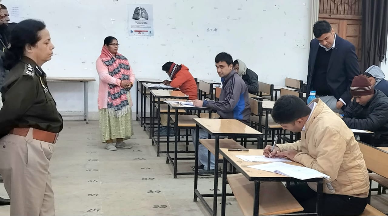 परीक्षा में सम्मिलित अभ्यर्थी परीक्षा में सम्मिलित अभ्यर्थी