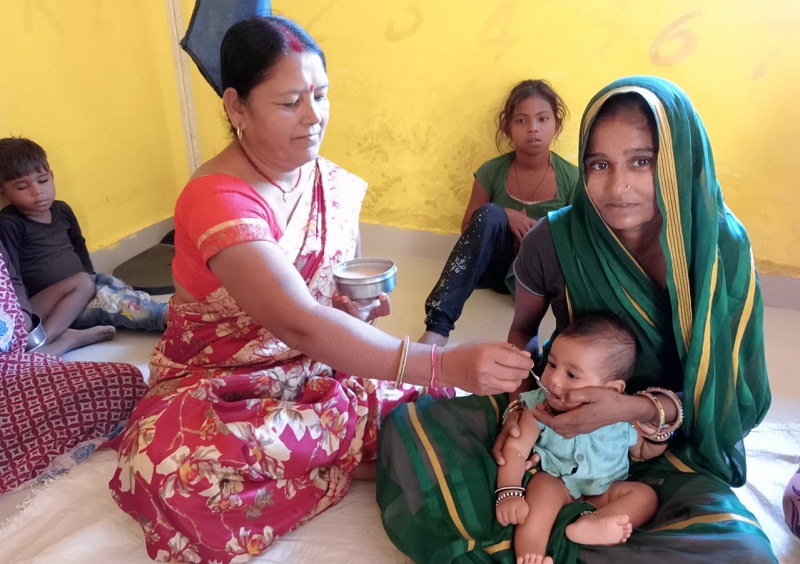 आंगनवाड़ी केन्द्रों में बच्चों को पोषण आहार देते हुए आंगनवाड़ी केन्द्रों में बच्चों को पोषण आहार देते हुए