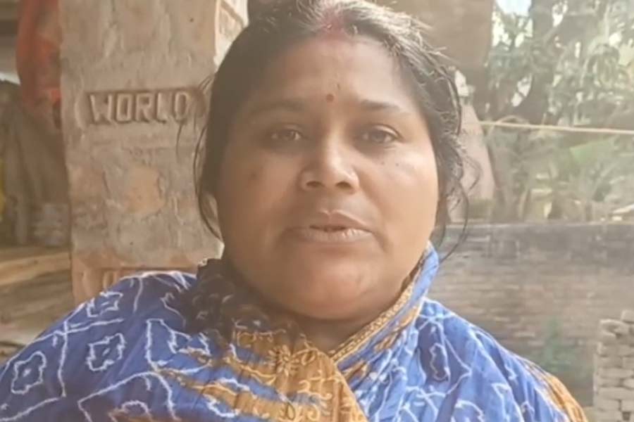 आवास योजना की राशि खाते में आते ही कटमनी मांगने पहुंची टीएमसी बूथ अध्यक्ष, भाजपा ने की निंदा आवास योजना की राशि खाते में आते ही कटमनी मांगने पहुंची टीएमसी बूथ अध्यक्ष, भाजपा ने की निंदा