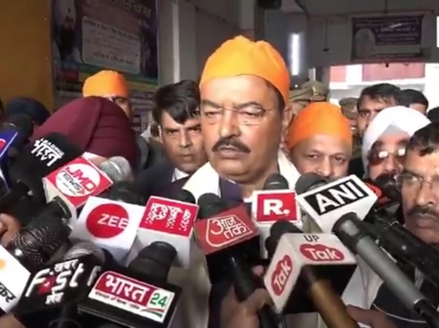 मीडिया से बातचीत करते उपमुख्यमंत्री केशव प्रसाद मौर्य मीडिया से बातचीत करते उपमुख्यमंत्री केशव प्रसाद मौर्य