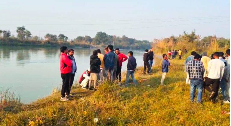 बरामद शव के पास लगी भीड़ बरामद शव के पास लगी भीड़