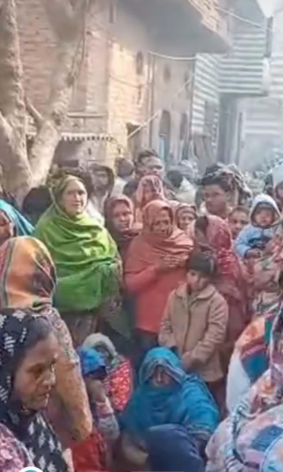 मौके पर मौजूद परिजन व अन्य लोग मौके पर मौजूद परिजन व अन्य लोग