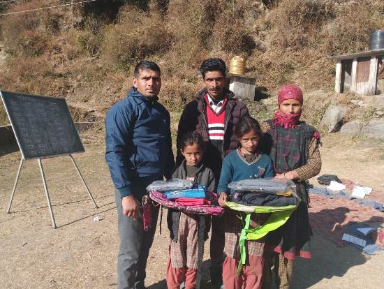 राजकीय प्राथमिक पाठशाला गढग़ांव बेटियों को बांटे ट्रैक सूट, स्वैटर व स्कूल बैग राजकीय प्राथमिक पाठशाला गढग़ांव बेटियों को बांटे ट्रैक सूट, स्वैटर व स्कूल बैग