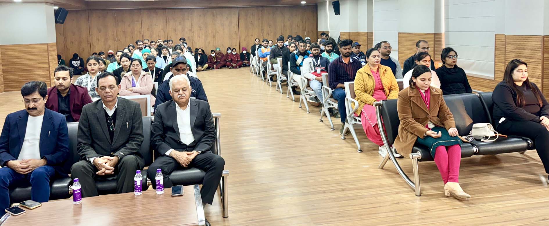 ध्यान सत्र में भाग लेते शहर के गणमान्य व्यक्ति। ध्यान सत्र में भाग लेते शहर के गणमान्य व्यक्ति।