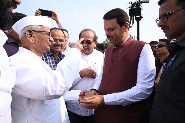अहिल्यानगर में समाज सेवक अन्ना हजारे ने मुख्यमंत्री देवेन्द्र फड़णवीस को शुभकामना दी अहिल्यानगर में समाज सेवक अन्ना हजारे ने मुख्यमंत्री देवेन्द्र फड़णवीस को शुभकामना दी
