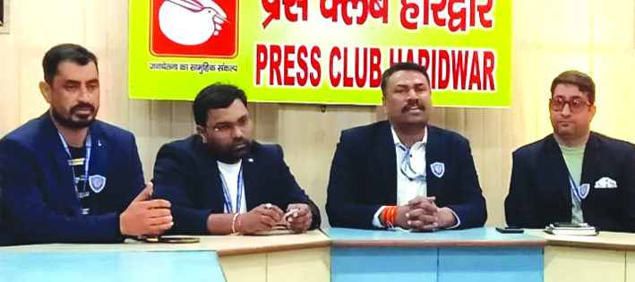 पत्रकारों से वार्ता करते हुए पत्रकारों से वार्ता करते हुए