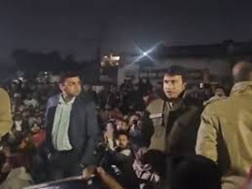 देर रात बातचीत करने पहुंचे कलेक्टर देर रात बातचीत करने पहुंचे कलेक्टर