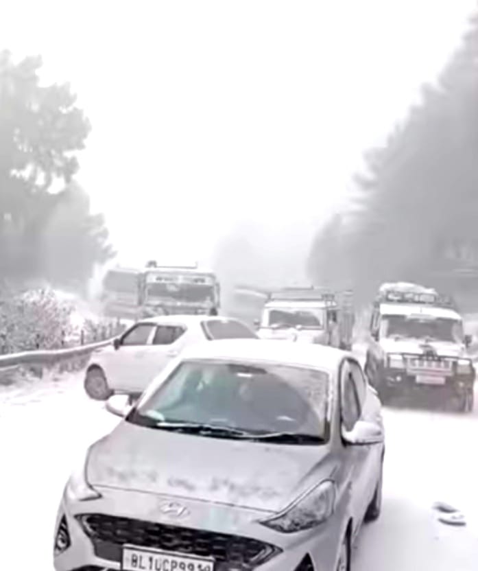 आनी में हुई बर्फबारी आनी में हुई बर्फबारी