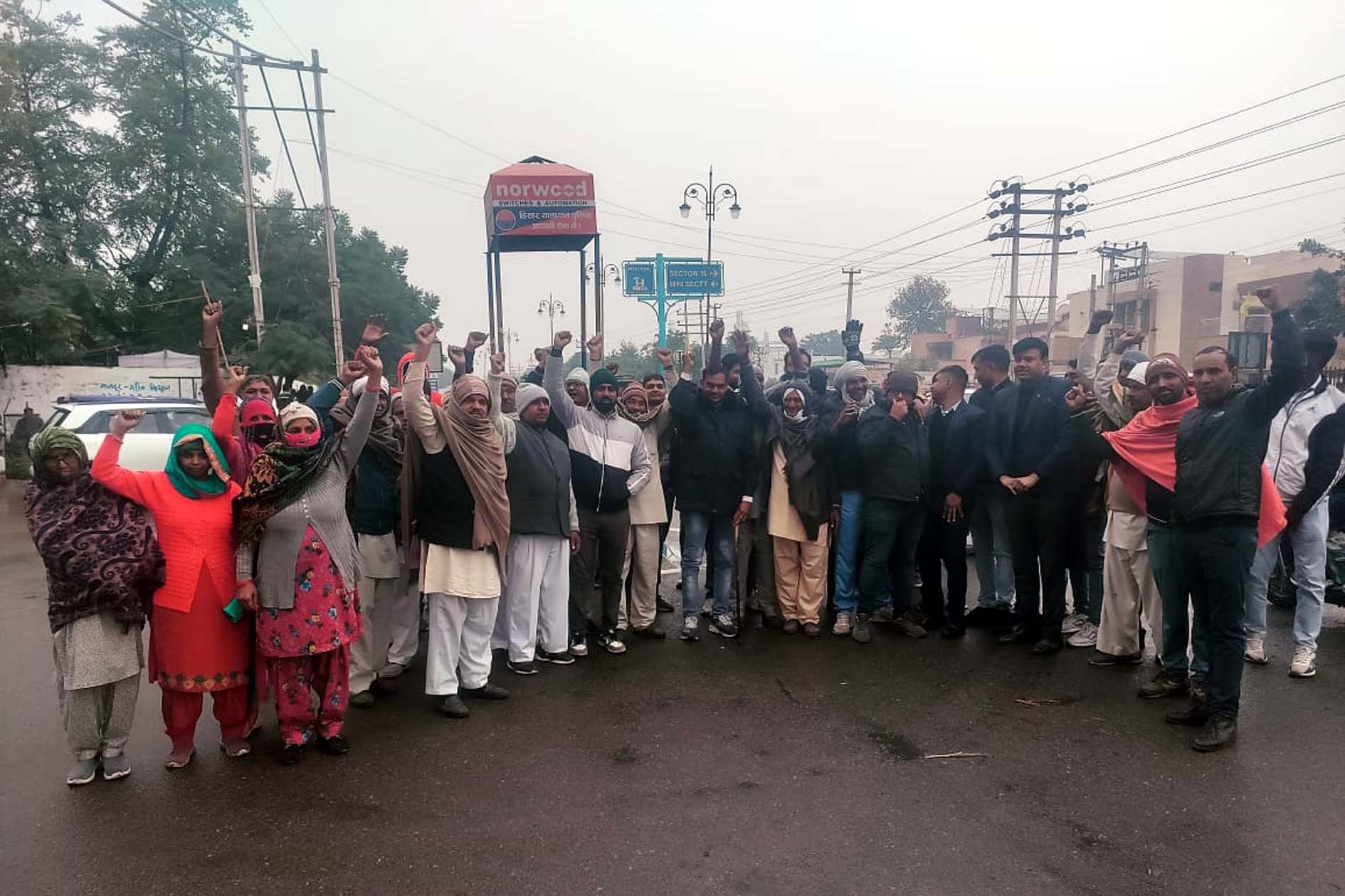 प्रदर्शन करते दलित समाज के लोग। प्रदर्शन करते दलित समाज के लोग।