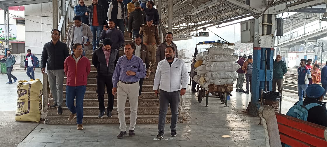 मंडल रेल प्रबंधक ने रामपुर, बरेली, शाहजहांपुर एवं रोजा स्टेशन का किया निरीक्षण मंडल रेल प्रबंधक ने रामपुर, बरेली, शाहजहांपुर एवं रोजा स्टेशन का किया निरीक्षण