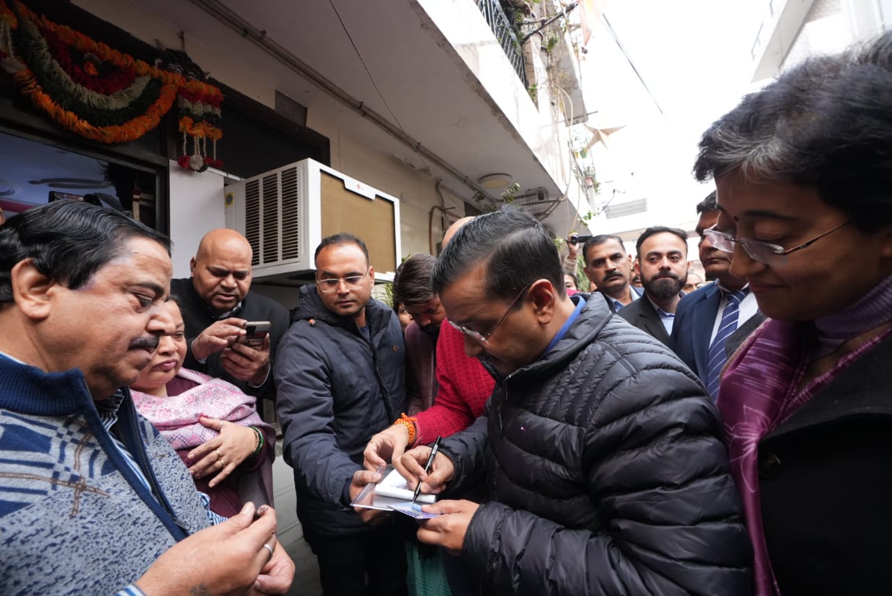 दिल्ली के बुजुर्गों को मिला संजीवनी योजना का कवच, केजरीवाल ने जंगपुरा से की रजिस्ट्रेशन की शुरुआत दिल्ली के बुजुर्गों को मिला संजीवनी योजना का कवच, केजरीवाल ने जंगपुरा से की रजिस्ट्रेशन की शुरुआत