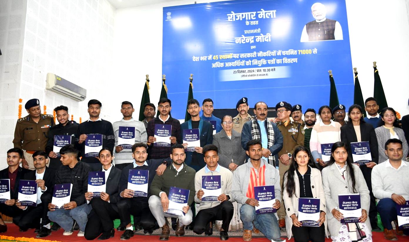 रोजगार मेला में नियुक्ति पत्र के साथ युवा व उनके बीच केंद्रीय राज्यमंत्री अजय टम्टा। रोजगार मेला में नियुक्ति पत्र के साथ युवा व उनके बीच केंद्रीय राज्यमंत्री अजय टम्टा।