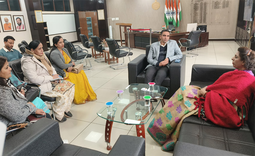 23 Snp-1  सोनीपत: हरियाणा राज्य महिला आयोग की चेयरपर्सन         रेनू भाटिया सुनवाई करते हुए