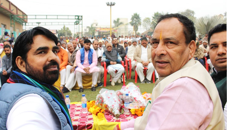 23 Snp-2  सोनीपत: भाजपा प्रदेशाध्यक्ष मोहनलाल     बड़ौली व विधायक पवन खरखौदा कार्यकर्ता सम्मेलन में।