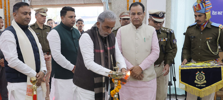 23 Snp- सोनीपत: सीआरपीएफ ग्रुप केंद्र बहालगढ़ में केंद्रीय सहकारिता राज्यमंत्री कृष्णपाल गुर्जर ज्योत प्रज्जवलित करते हुए। 23 Snp- सोनीपत: सीआरपीएफ ग्रुप केंद्र बहालगढ़ में केंद्रीय सहकारिता राज्यमंत्री कृष्णपाल गुर्जर ज्योत प्रज्जवलित करते हुए।