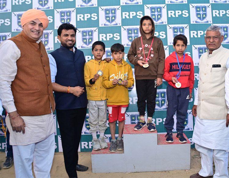 23 Snp-3 सोनीपत:विजेताओं को सम्मानित करते हुए गन्नौर विधायक देवेंद्र कादियान। 23 Snp-3 सोनीपत:विजेताओं को सम्मानित करते हुए गन्नौर विधायक देवेंद्र कादियान।