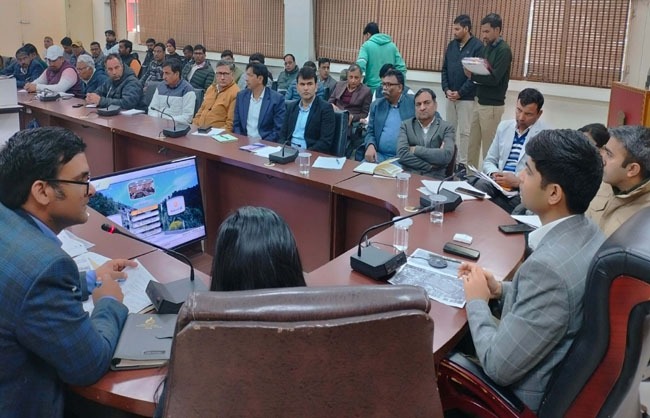 रेवाड़ी में अधिकारियों की बैठक लेते हुए उपायुक्त अभिषेक मीणा। रेवाड़ी में अधिकारियों की बैठक लेते हुए उपायुक्त अभिषेक मीणा।