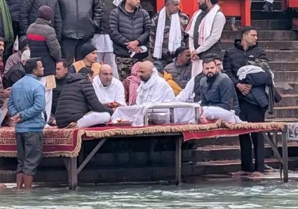 हरिद्वार में चाैटाला की अस्थियां प्रवाहित करते कर्णव अुर्जन हरिद्वार में चाैटाला की अस्थियां प्रवाहित करते कर्णव अुर्जन