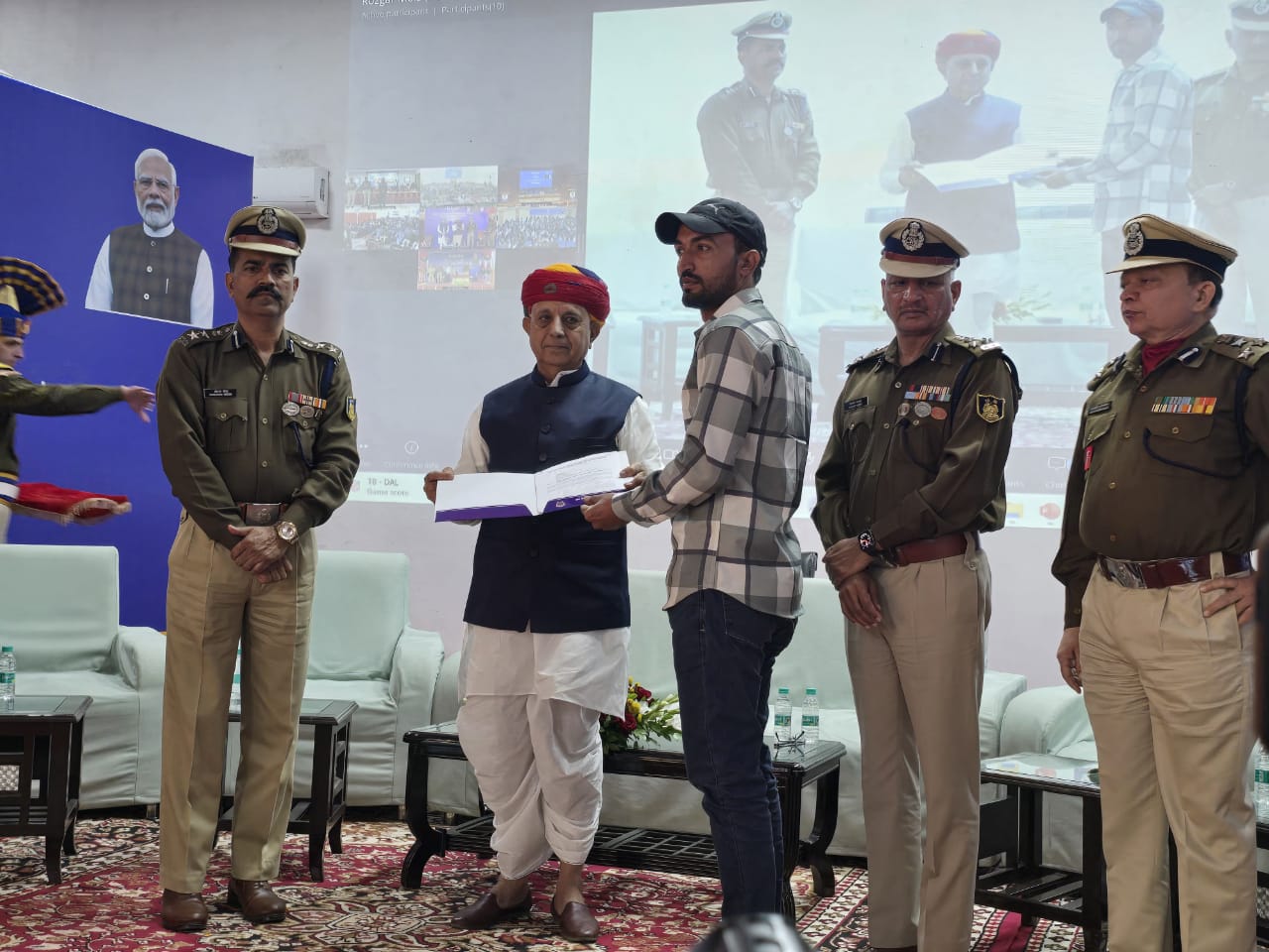 रोजगार मेला युवाओं के सपनों को साकार कर उन्हें आत्मनिर्भर बनाने की दिशा में ऐतिहासिक कदम : भागीरथ चौधरी रोजगार मेला युवाओं के सपनों को साकार कर उन्हें आत्मनिर्भर बनाने की दिशा में ऐतिहासिक कदम : भागीरथ चौधरी