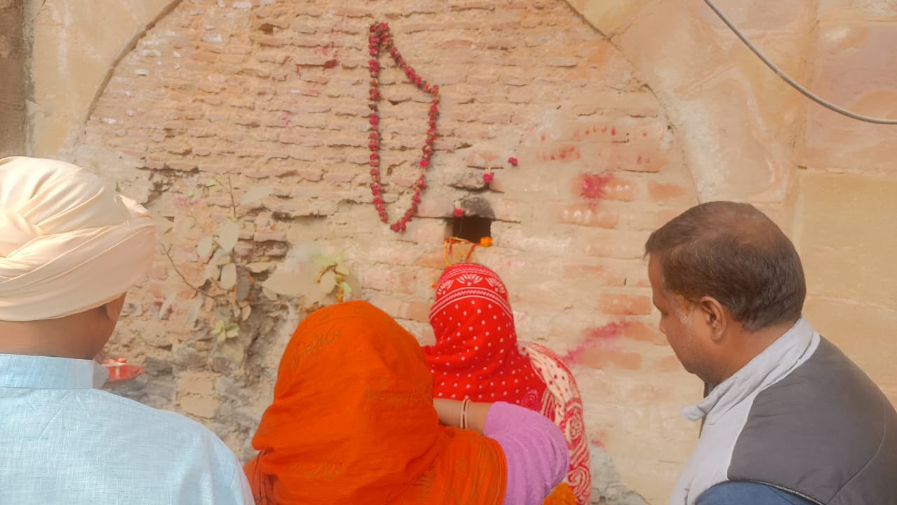 शाही पुल के नीचे काली माता मंदिर का दावा लोगो ने शुरू किया पूजा अर्चना शाही पुल के नीचे काली माता मंदिर का दावा लोगो ने शुरू किया पूजा अर्चना