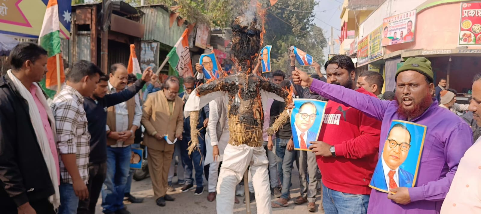 अररिया फोटो:कांग्रेस कार्यकर्ताओं ने की गृह मंत्री का पुतला दहन अररिया फोटो:कांग्रेस कार्यकर्ताओं ने की गृह मंत्री का पुतला दहन