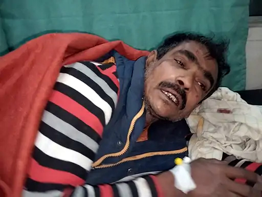 हॉस्पिटल में भर्ती पीडि़त व्यक्ति हॉस्पिटल में भर्ती पीडि़त व्यक्ति