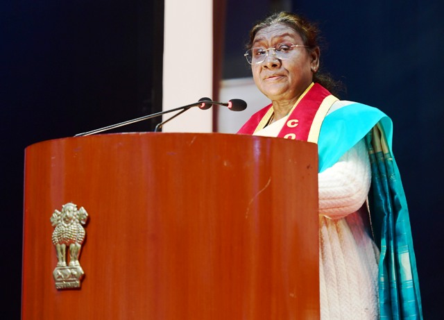 राष्ट्रपति द्रौपदी मुर्मु सोमवार को नई दिल्ली में सफदरजंग अस्पताल के दीक्षांत समारोह को संबोधित करते हुए राष्ट्रपति द्रौपदी मुर्मु सोमवार को नई दिल्ली में सफदरजंग अस्पताल के दीक्षांत समारोह को संबोधित करते हुए
